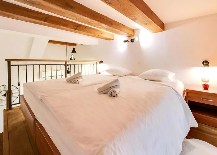 La Guardia Apartment With Free Private Parking