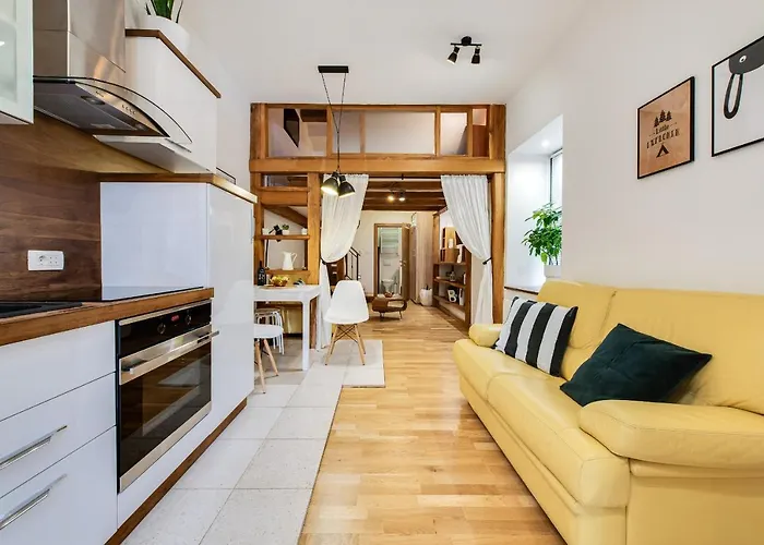 La Guardia Apartment With Free Private Parking