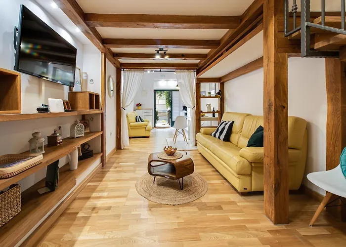 La Guardia Apartment With Free Private Parking