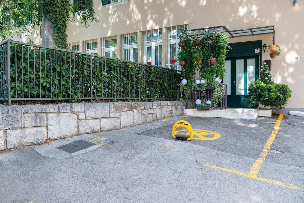 La Guardia With Free Private Parking