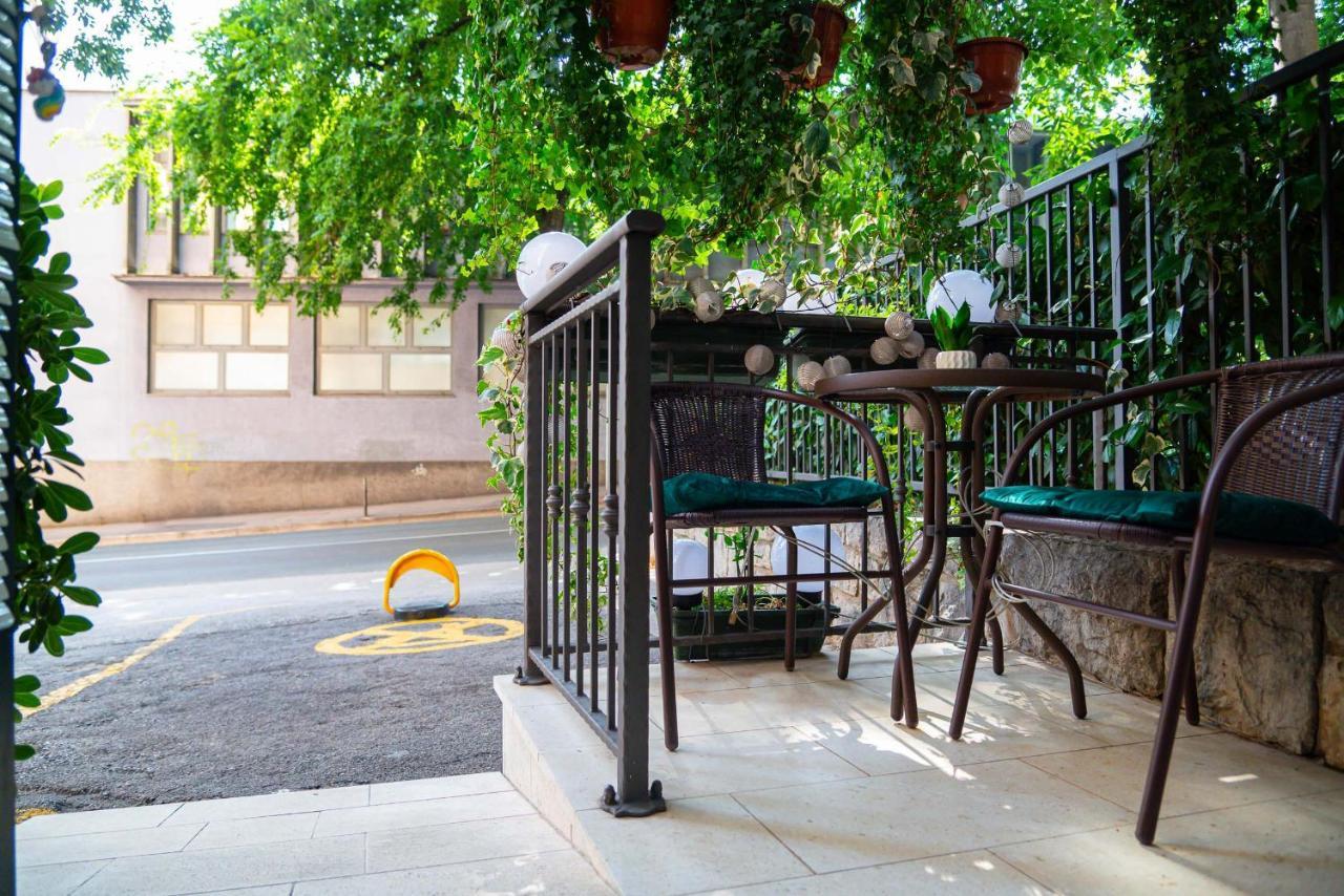 La Guardia With Free Private Parking